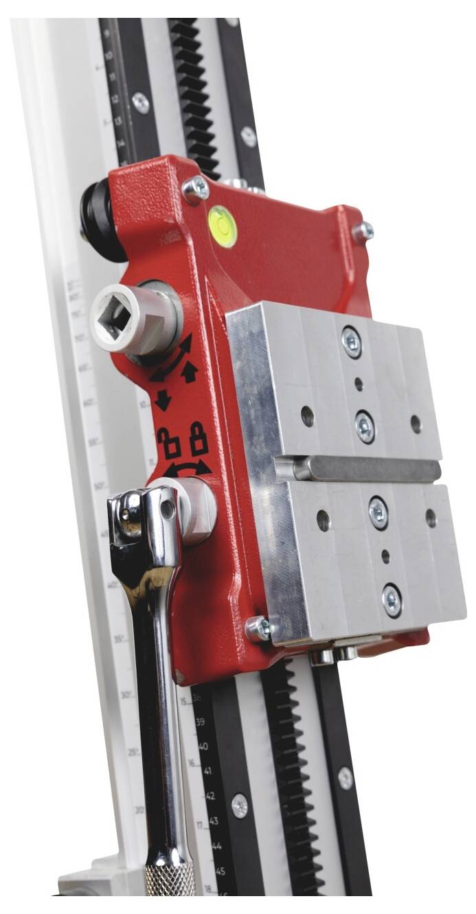 Nahaufnahme eines roten linearen Aktuator-Schlittens mit einem silbernen Montageklotz auf einer vertikalen Schiene, wahrscheinlich Teil einer Industriemaschine oder eines 3D-Druckers.