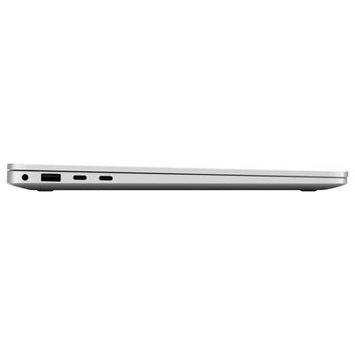 Seitenansicht der Vorderkante eines silbernen Laptops, die die linken Anschlüsse und das dünne geschlossene Design zeigt.