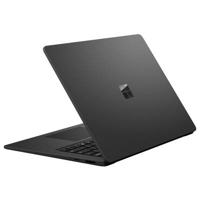 Ein schwarz glänzendes Microsoft Surface-Laptop, das teilweise geöffnet ist und die Rückseite des Bildschirms mit dem Windows-Logo zeigt.