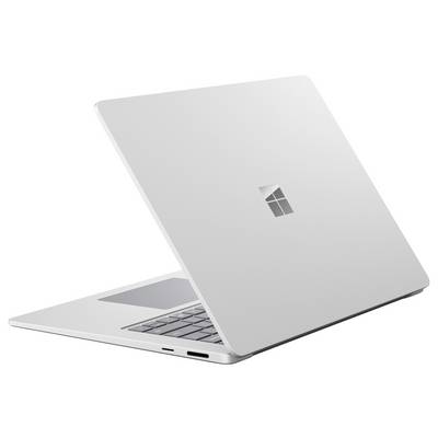 Silberner Laptop, teilweise geöffnet, von der Seite betrachtet, mit einem Windows-Logo auf dem Deckel vor weißem Hintergrund.