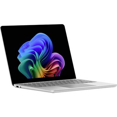 Silberner Laptop schräg geöffnet, zeigt ein farbenfrohen abstrakten Wirbel auf einem schwarzen Bildschirm.