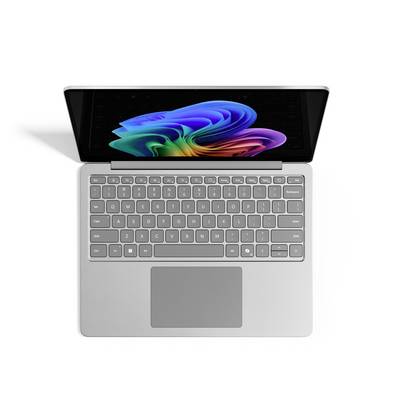 Draufsicht auf einen silbernen Laptop mit geöffnetem Bildschirm, auf dem ein buntes abstraktes Wirbel-Hintergrundbild angezeigt wird, sowie eine graue Tastatur und ein graues Trackpad.