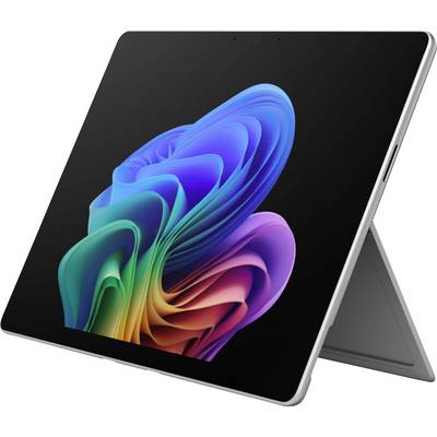 Ein Tablet mit einer farbenfrohen abstrakten Wirbelmuster-Tapete auf einem schwarzen Bildschirm, dargestellt in einem silbernen Ständeretui in schräger Position.