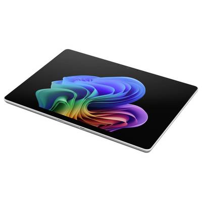 Rückansicht eines silbernen Microsoft Surface-Tablets im aufgeklappten Ständermodus, auf dem das zentrierte Windows-Logo zu sehen ist.