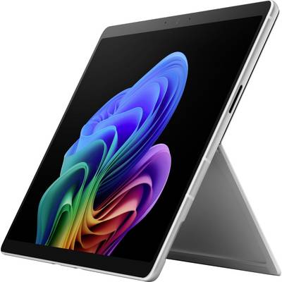 Silbernes Tablet in einem Ständeretui, in einem Winkel dargestellt mit einem farbenfrohen abstrakten Wirbel auf dem Bildschirm.