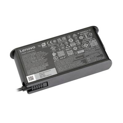 Lenovo-Laptop-Stromadapter mit angebrachtem Kabel, gezeigt auf weißem Hintergrund, Etikett nach oben.