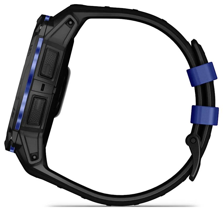 Schwarze rechteckige digitale Armbanduhr mit blauen Akzenten und Gummiband, in Seitenansicht auf weißem Hintergrund gezeigt.