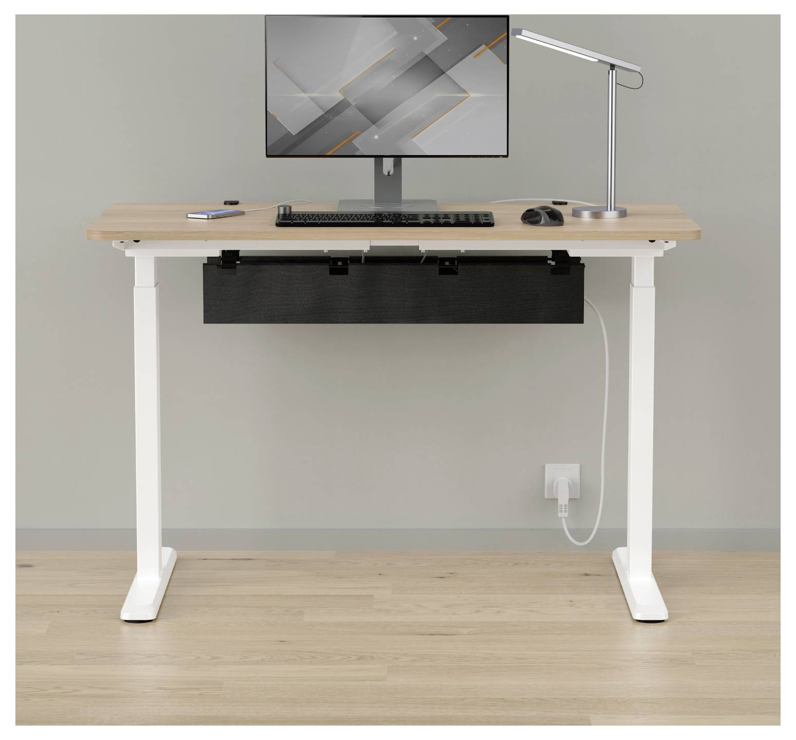 Stehtisch mit Monitor, Tastatur, Maus, Lampe und Kabelmanagement vor einer schlichten Wand in einer minimalistischen Büroeinrichtung.