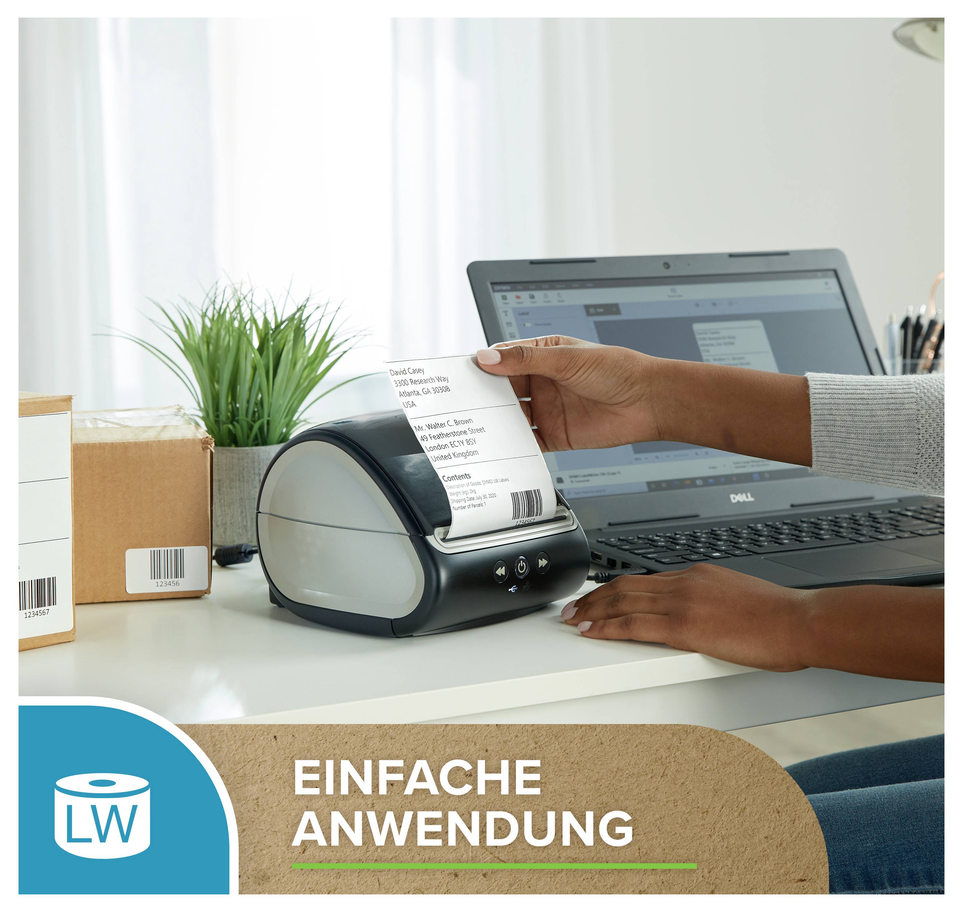 Person, die einen Etikettendrucker verwendet, um eine Versandetikette neben einem Laptop zu drucken; Text sagt „EINFACHE ANWENDUNG" und zeigt ein „LW"-Logo.
