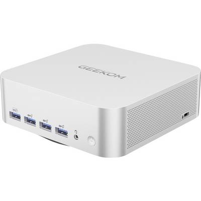 Silberner GEEKOM Mini-PC mit vier vorderen USB-Anschlüssen, Kopfhörerbuchse, Stromschalter und perforierten Seitenlüftungsöffnungen auf weißem Hintergrund
