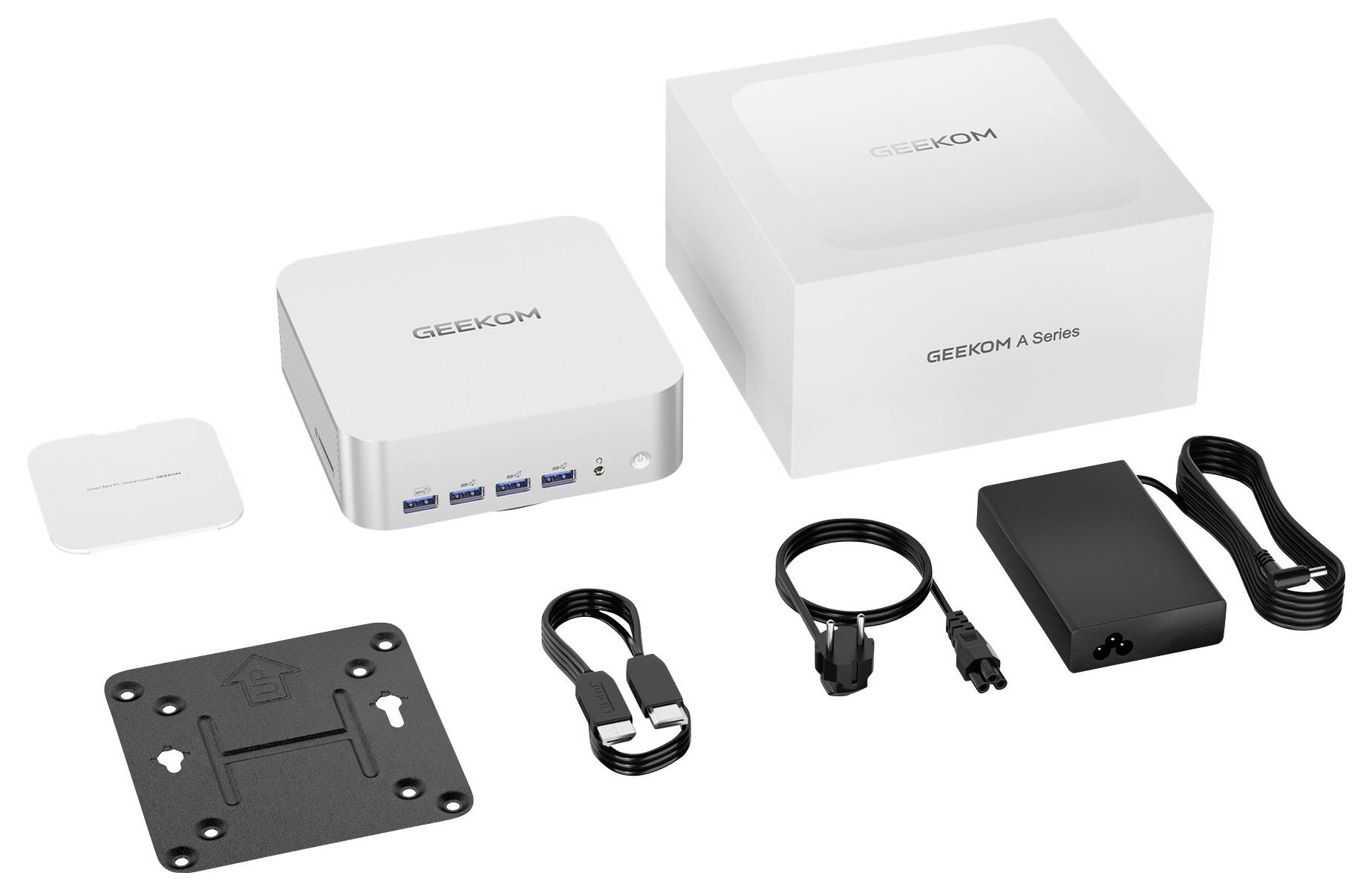 Produktfoto eines GEEKOM A Series Mini-PC-Sets mit Verpackung, Computergerät, Netzteil, Befestigungsplatte, Kabeln und kleinem Zubehör auf weißem Hintergrund.