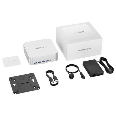 Produktfoto eines GEEKOM A Series Mini-PC-Sets mit Verpackung, Computergerät, Netzteil, Befestigungsplatte, Kabeln und kleinem Zubehör auf weißem Hintergrund.
