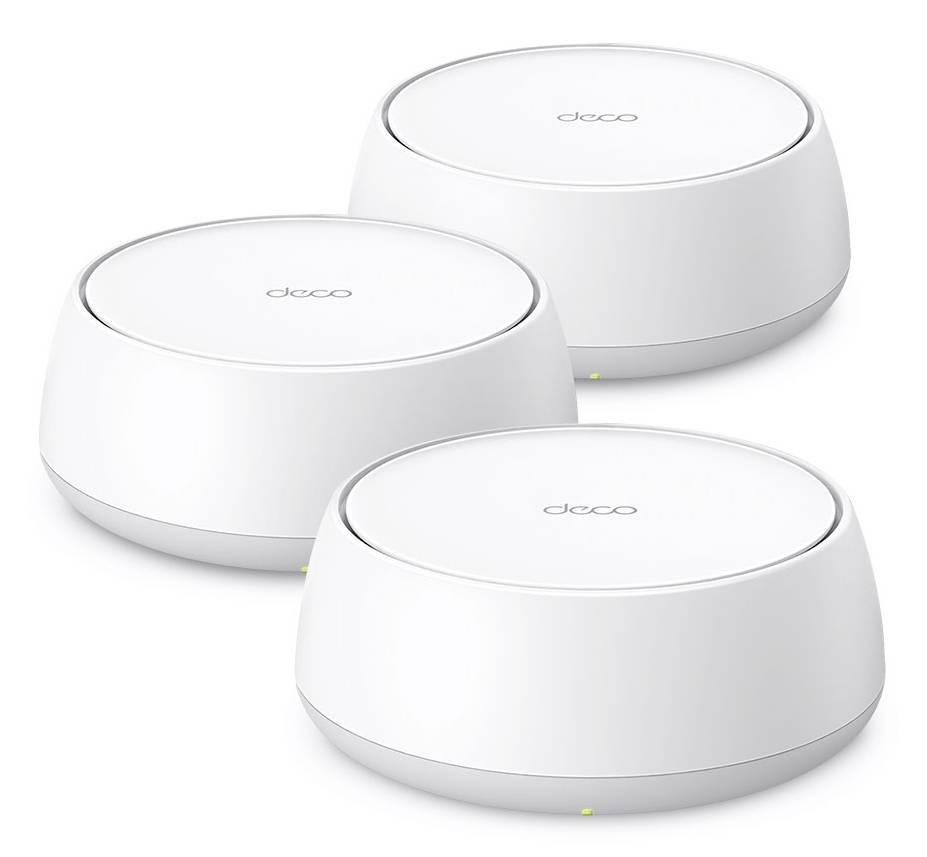Drei weiße Deco-Mesh-WLAN-Geräte in einem Dreieck auf einfachem Hintergrund angeordnet.