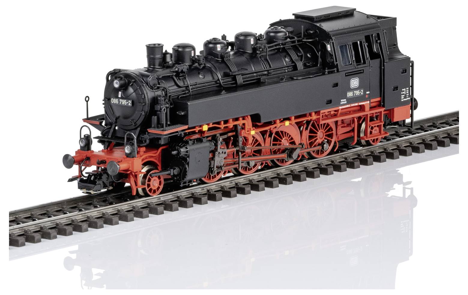 Schwarze Modelldampflokomotive mit roten Rädern auf einem Gleisabschnitt, in Seitenansicht auf weißem Hintergrund dargestellt.