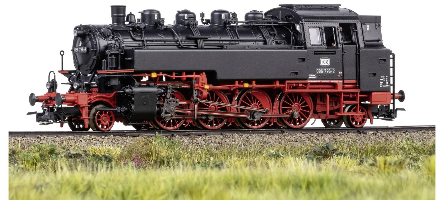 Seitenansicht einer schwarzen Dampflokomotive mit roten Rädern und Fahrwerk auf Eisenbahnschienen, vor einem grünen Rasenvorgrund dargestellt.