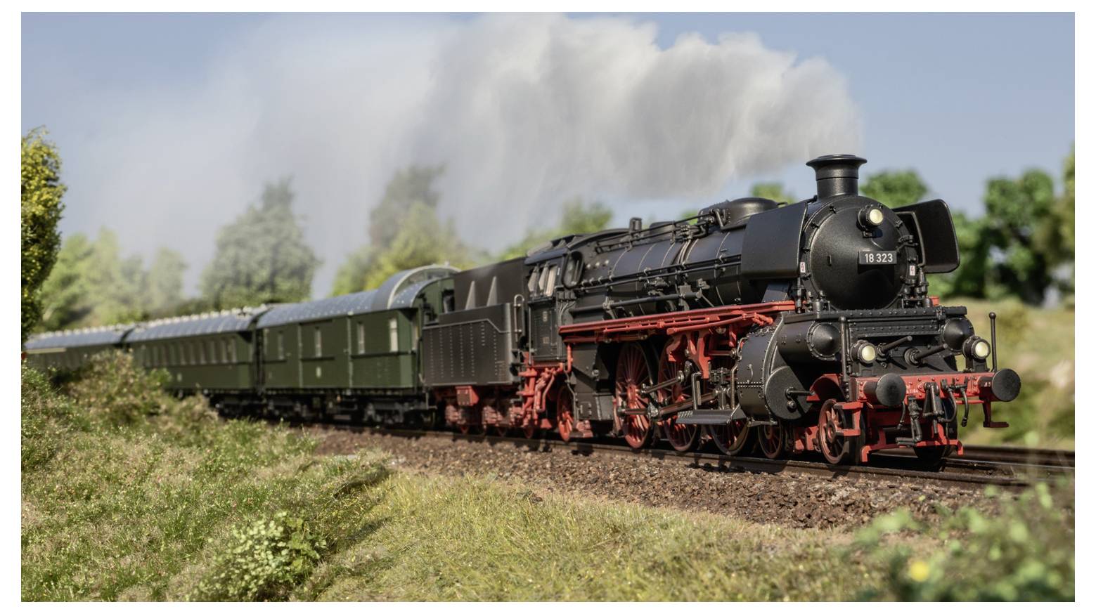 Eine schwarze Dampflokomotive zieht Personenwagen durch eine ländliche Landschaft, wobei Rauch aus der Maschine aufwirbelt.