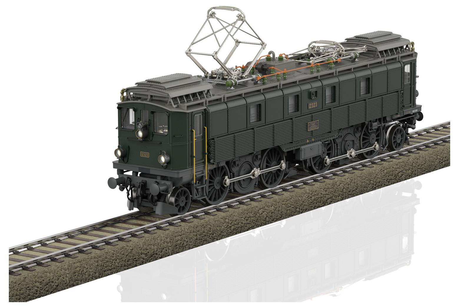 Vintage grüne elektrische Lokomotive auf Gleisen, Seitenansicht mit auf dem Dach montiertem Stromabnehmer, isoliert auf weißem Hintergrund.