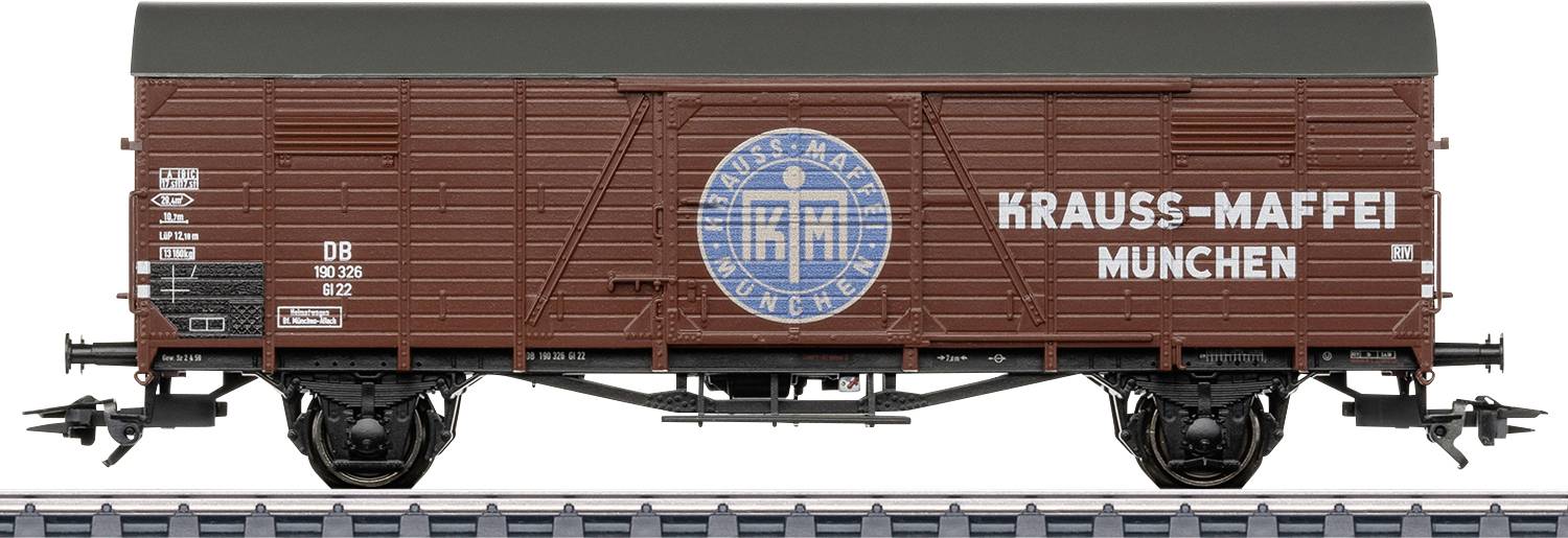 Brauner Güterwagen mit der Aufschrift "KRAUSS-MAFFEI MUNCHEN" und einem blauen Rundlogo, Seitenansicht auf Gleisen dargestellt.