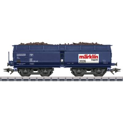 Seitenansicht eines blauen Märklin-Güterwagens auf Gleisen, mit der Aufschrift „märklin magazin 2026" auf der Seite.
