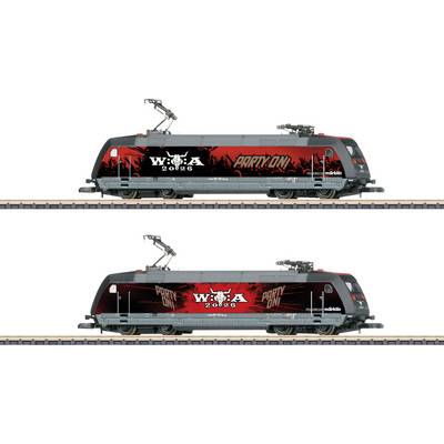 Zwei Seitenansicht-Grafiken einer schwarzen Lokomotive auf Gleisen, die alternative rot-schwarze "PARTY ON" und "W.W.A 2026" Event-Lackierungsdesigns vergleichen.