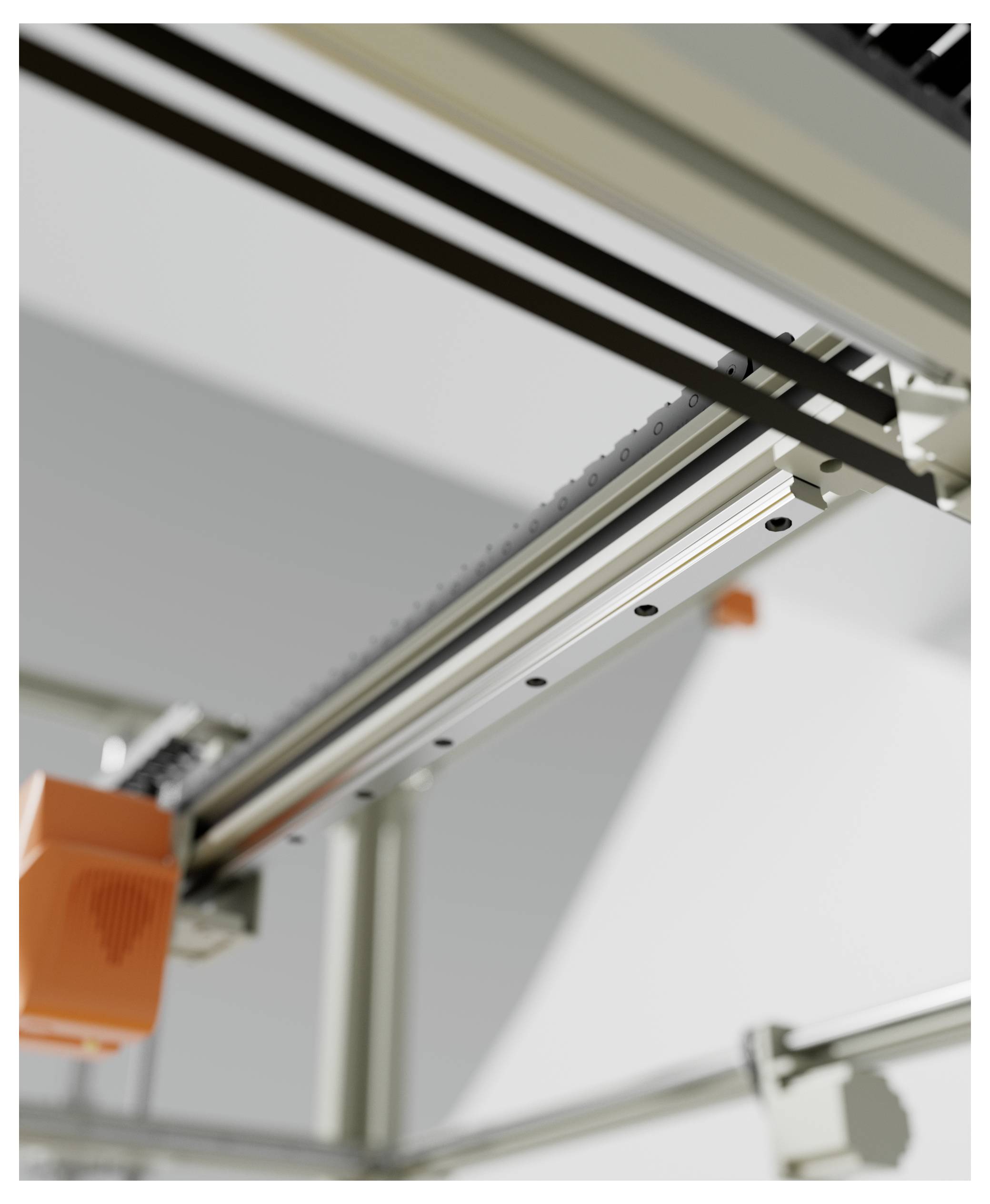 Nahaufnahme einer Metalllinearschiene und eines Schlittens auf einem Maschinenrahmen mit einer orangefarbenen Komponente, was auf einen industriellen 3D-Drucker oder ein Automatisierungssystem hindeutet.
