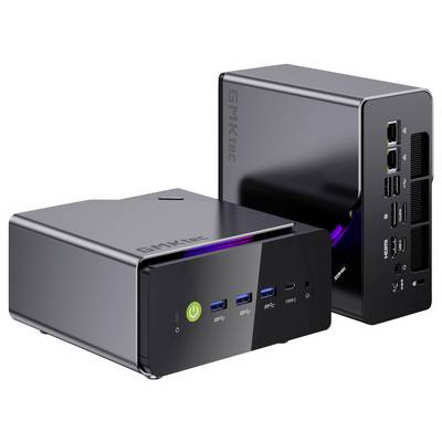 Zwei kompakte schwarze GMKtec Mini-PCs, einer von vorne mit Stromversorgung und USB-Anschlüssen und einer mit Rückseitenanschlüssen, auf weißem Hintergrund.