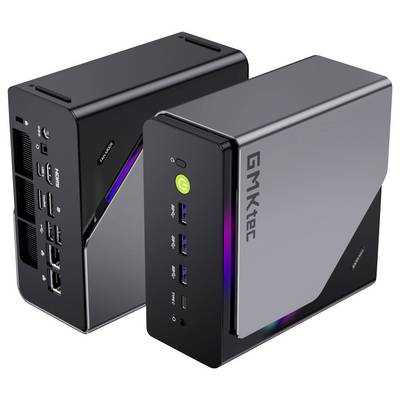 Zwei GMKtec Mini-PC-Desktopcomputer in Schwarz und Silber, mit vorderen USB-Anschlüssen und leuchtenden Netzschaltern, nebeneinander im Winkel angeordnet.