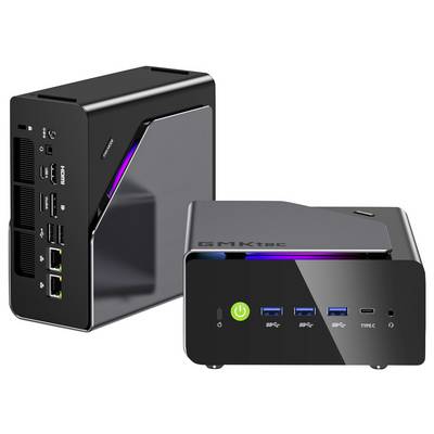 Zwei Ansichten eines kompakten schwarzen Mini-PCs mit RGB-Akzentbeleuchtung, vorderen Anschlüssen und Stromschalter, gezeigt auf weißem Hintergrund.