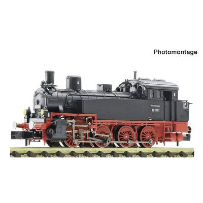 Fotomontage einer roten Lokomotive und zwei roten Personenwagen auf Gleisen, plus eine ovale Modelleisenbahnanlage mit einer Fernbedienung und einer Steuereinheit.