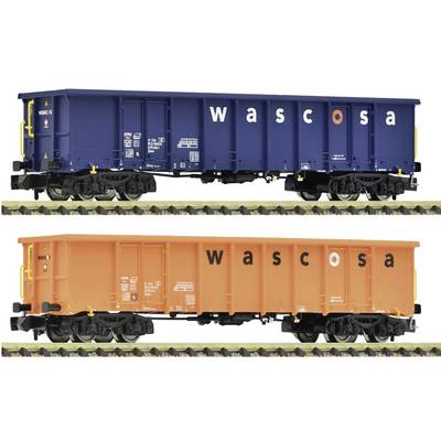 Zwei Güterwagen im Seitenprofil auf Schienen, einer dunkelblau und einer orange, beide mit der Aufschrift „wascosa" gekennzeichnet.
