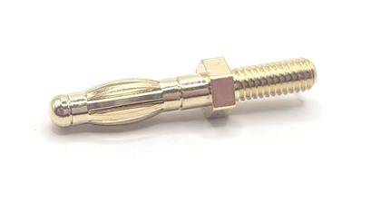 Ein Metallkrimplug-Stecker mit einem kreisförmigen Schraubenloch und einem röhrenförmigen Draht-Krimpsystem auf weißem Hintergrund.