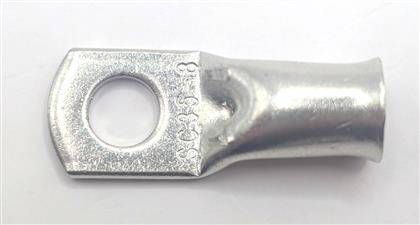 Nahaufnahme eines Metallkrimm-Rohrstutzen mit einer kreisförmigen Öse und gestempelten Markierungen, auf weißem Hintergrund dargestellt.