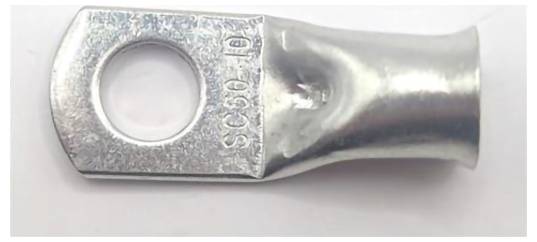 Nahaufnahme einer silbernen Metallringklemme mit einem kreisförmigen Drahtloch und einem crimpklemm-Ende, gestempelt mit "SC08-6" und "1/0".