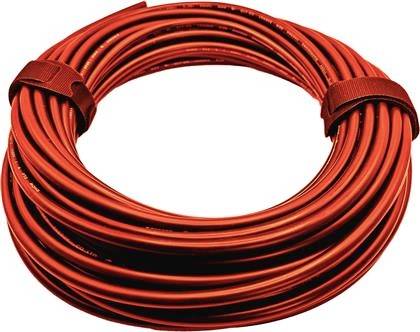 Aufgerolltes rotes Kabel oder Drahtbündel, das mit zwei Bändern auf weißem Hintergrund gesichert ist.