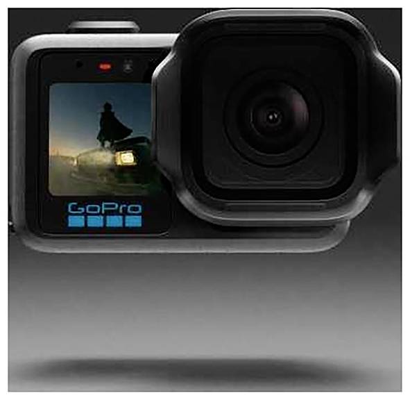 Vorderansicht einer GoPro-Actionkamera mit großem Objektiv und kleinem Display, das eine Actionszene und das GoPro-Logo zeigt.