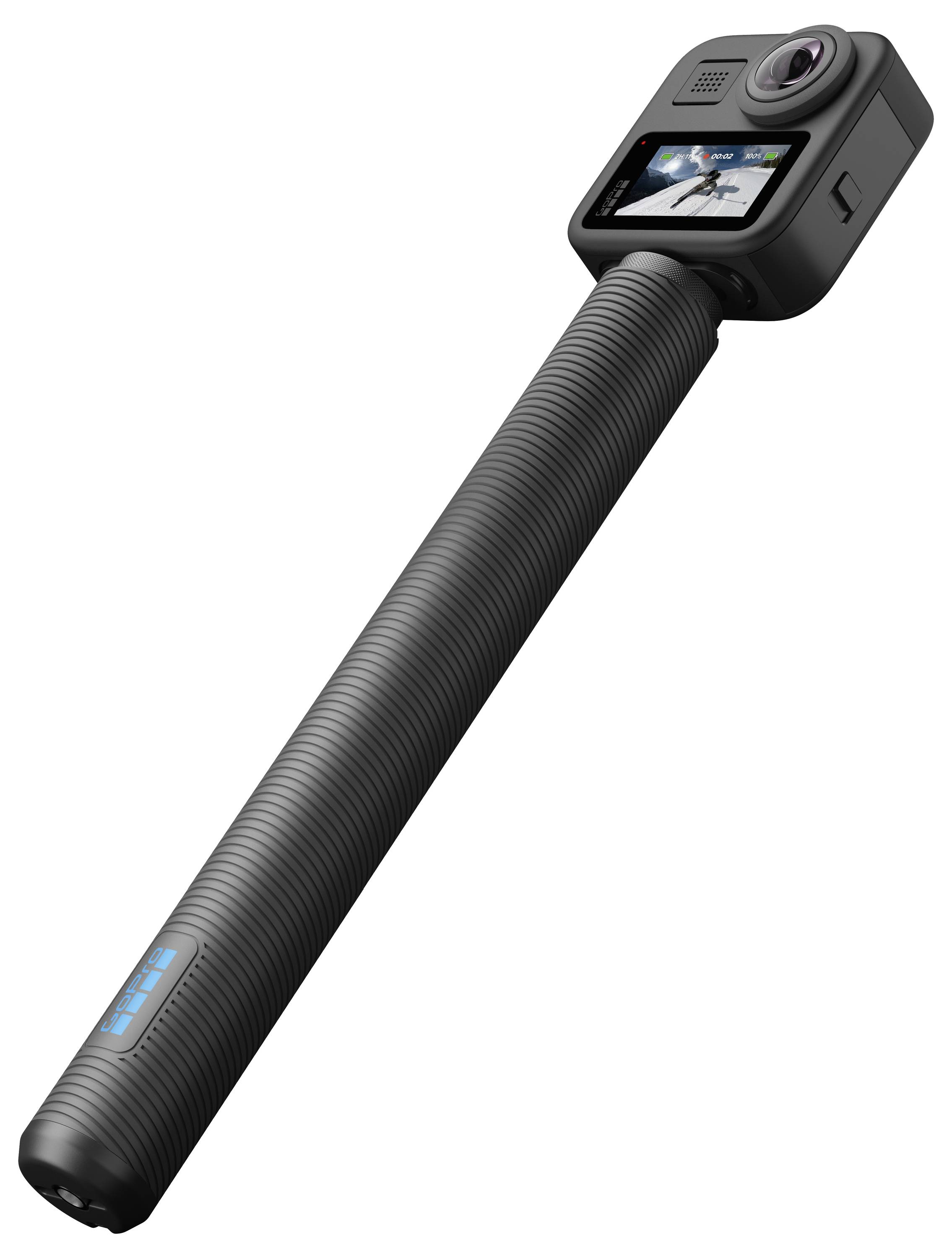 360-Grad-Actionkamera mit einem langen Kohlefaser-Selfiestick, in einem Winkel vor weißem Hintergrund gezeigt.