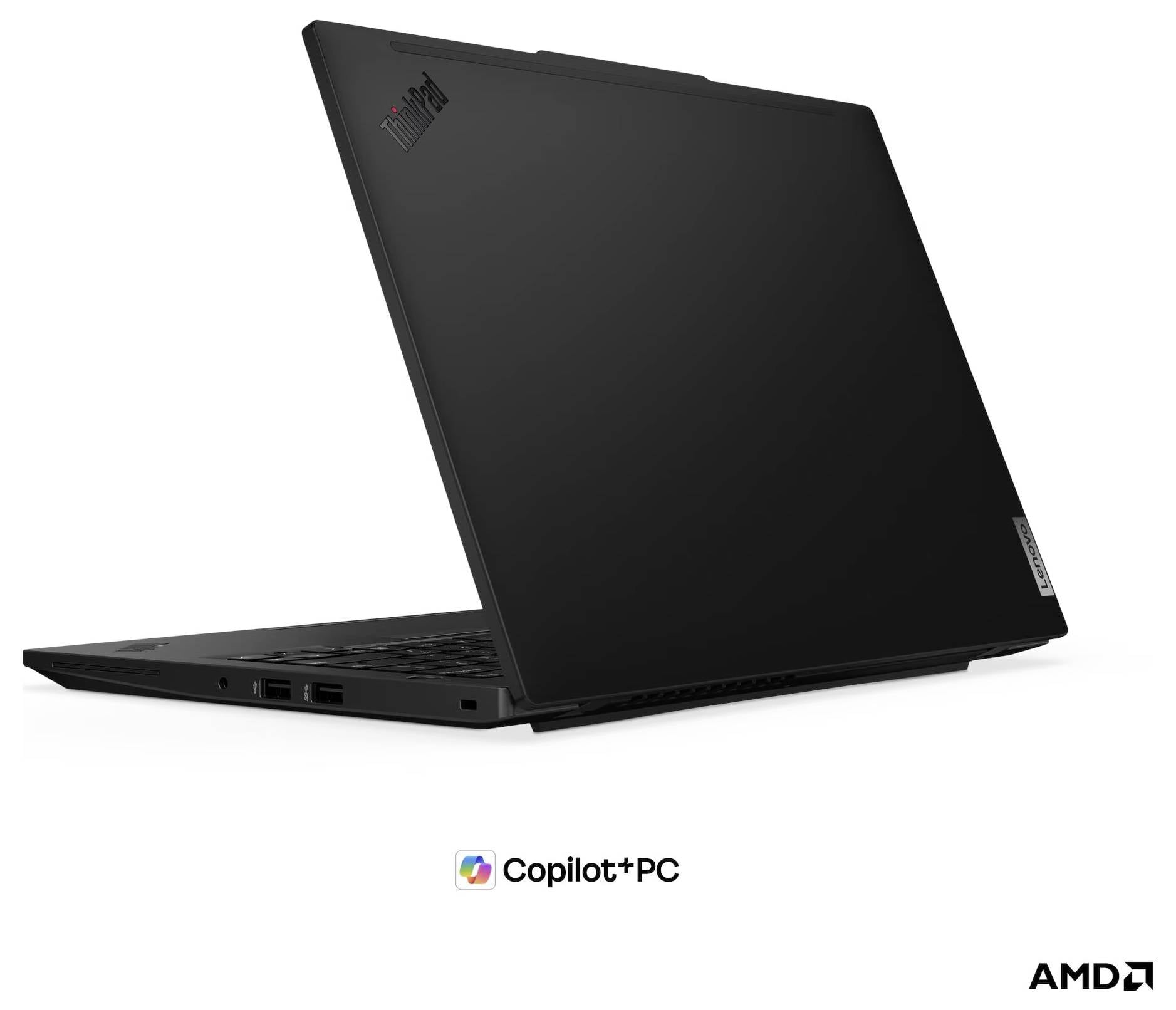 Schwarzer Lenovo-Laptop in Profilansicht geöffnet, mit Copilot+ PC und AMD-Branding auf weißem Hintergrund.