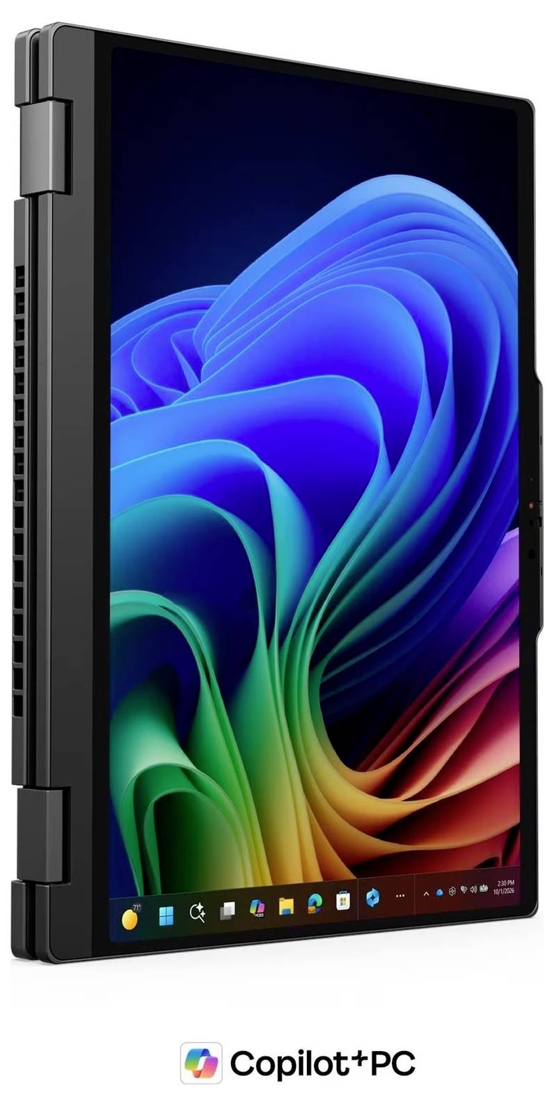 Silberner Lenovo-Laptop von der Seite in geschlossenem Zustand dargestellt, mit sichtbaren Anschlüssen auf der Vorderseite vor weißem Hintergrund und AMD-Logo in der Ecke.