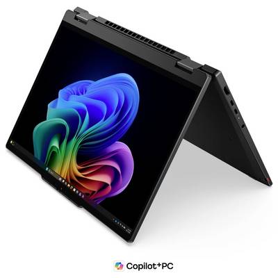Ein schwarzes 2-in-1-Laptop im Zeltmodus zeigt ein farbenfohes Windows-ähnliches abstraktes Muster an, mit dem Copilot+PC-Logo darunter.