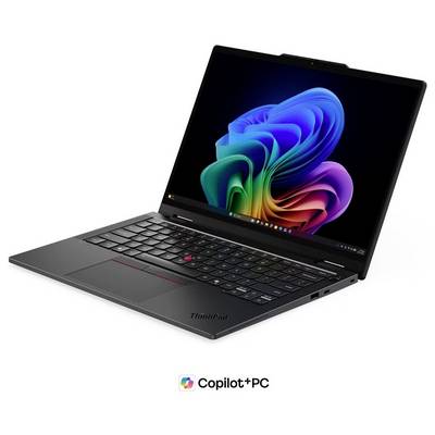 Schwarzer Lenovo ThinkPad-Laptop, im Winkel geöffnet, zeigt ein buntes abstraktes Windows-Hintergrundbild mit einem Copilot+ PC-Logo darunter.