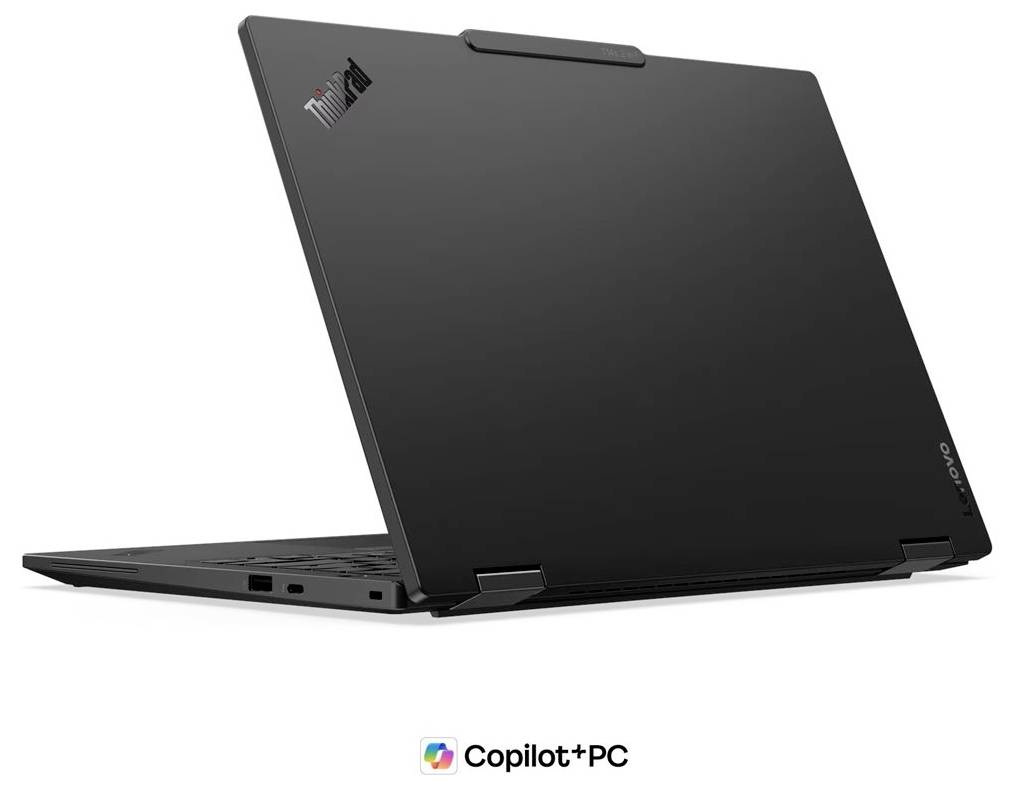 Schwarzer Lenovo ThinkPad-Laptop, im offenen Zustand in einem Winkel gezeigt, mit Copilot+ PC-Branding darunter.