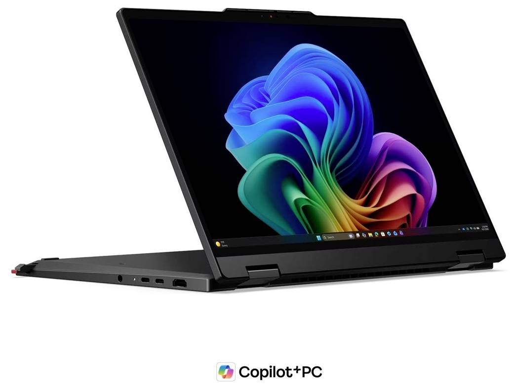 Ein eleganter 2-in-1-Laptop im Zeltmodus zeigt das Windows 11 Bloom-Hintergrundbild an, mit dem Copilot+ PC-Logo darunter.