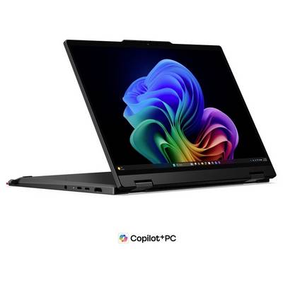 Ein eleganter 2-in-1-Laptop im Zeltmodus zeigt das Windows 11 Bloom-Hintergrundbild an, mit dem Copilot+ PC-Logo darunter.