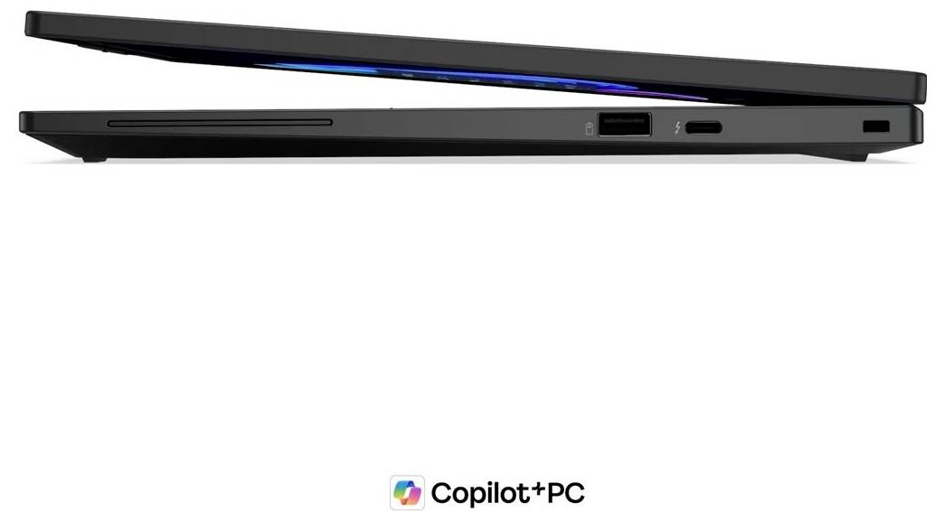 Seitenansicht eines schlanken schwarzen Laptops, leicht geöffnet mit einer leuchtenden Bildschirmkante, darunter mit "Copilot+ PC" gekennzeichnet.