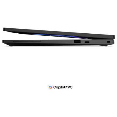Seitenansicht eines schlanken schwarzen Laptops, leicht geöffnet mit einer leuchtenden Bildschirmkante, darunter mit "Copilot+ PC" gekennzeichnet.