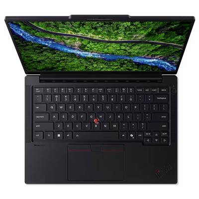 Schwarzer Lenovo ThinkPad Laptop mit aufgeklapptem Display und Landschaftsbildschirmhintergrund, der die Tastatur, das Touchpad und den roten TrackPoint zeigt.