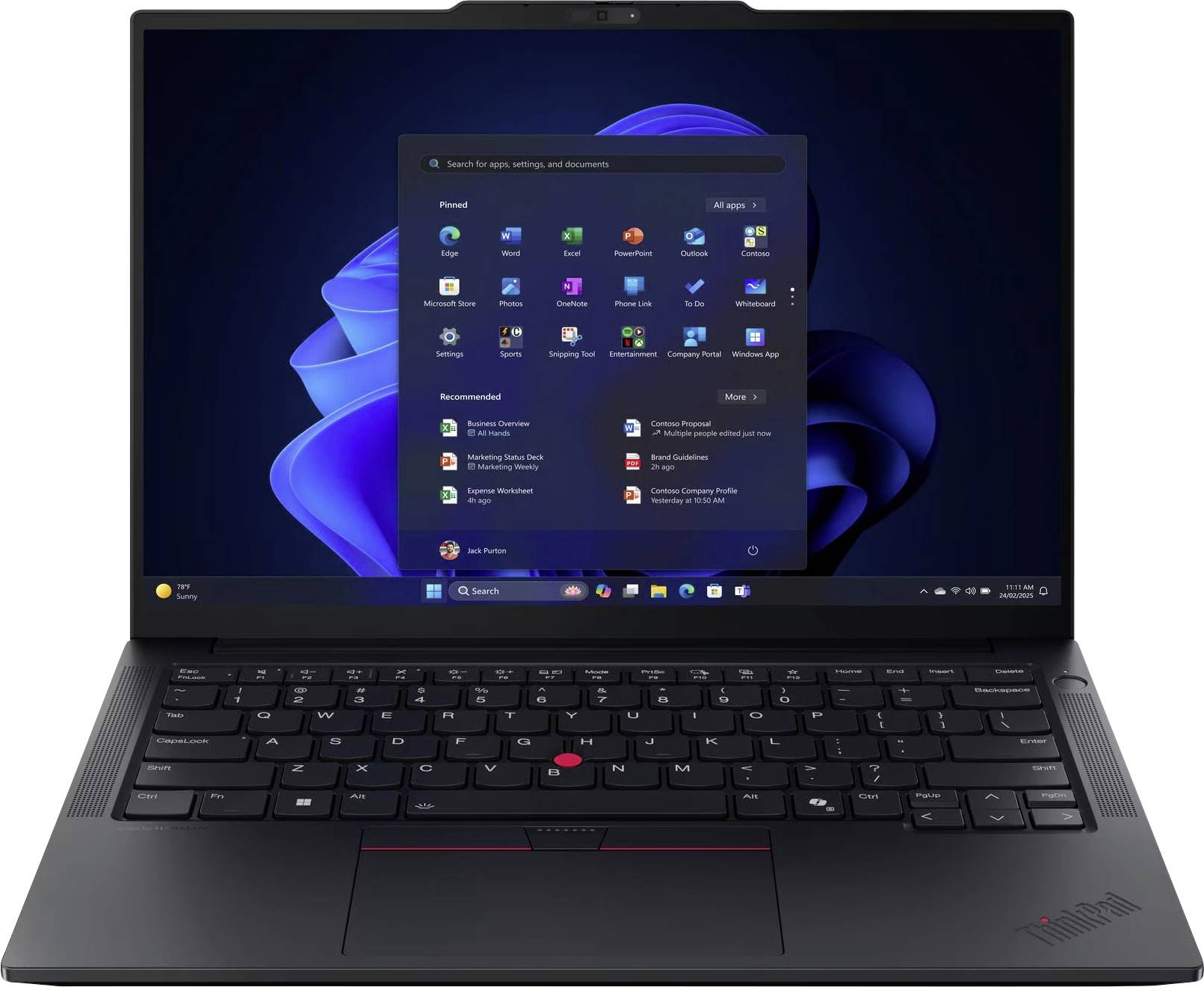 Schwarzer Laptop mit geöffnetem Windows 11-Startmenü auf dem Bildschirm, das oberhalb der Tastatur angeheftete Apps und Empfehlungen anzeigt.