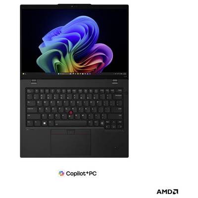 Rückansicht eines schwarzen Lenovo-Laptops, auf dem Belüftungsgitter und Anschlüsse zu sehen sind; das Copilot+ PC- und AMD-Logo sind darunter angebracht.