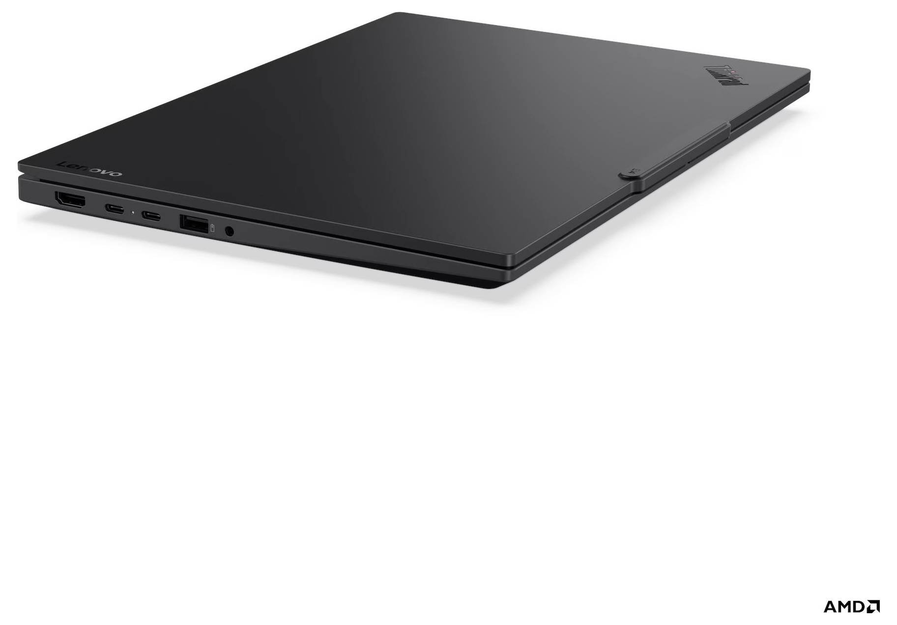 Schwarzer Lenovo ThinkPad Laptop in geschlossenem Zustand, schräg positioniert, mit sichtbaren Seitenports; AMD-Logo in der Ecke.