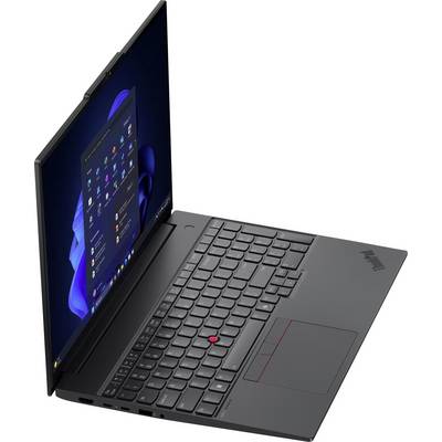 Lenovo ThinkPad Laptop im Profil geöffnet mit Windows-Desktop auf dem Bildschirm, Tastatur, TrackPoint und Touchpad sichtbar auf weißem Hintergrund